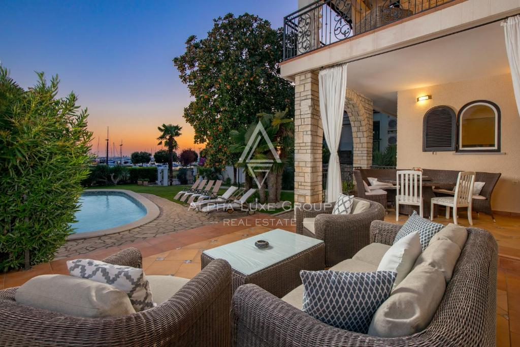 Istria, Umago – Elegante villa fronte mare con piscina