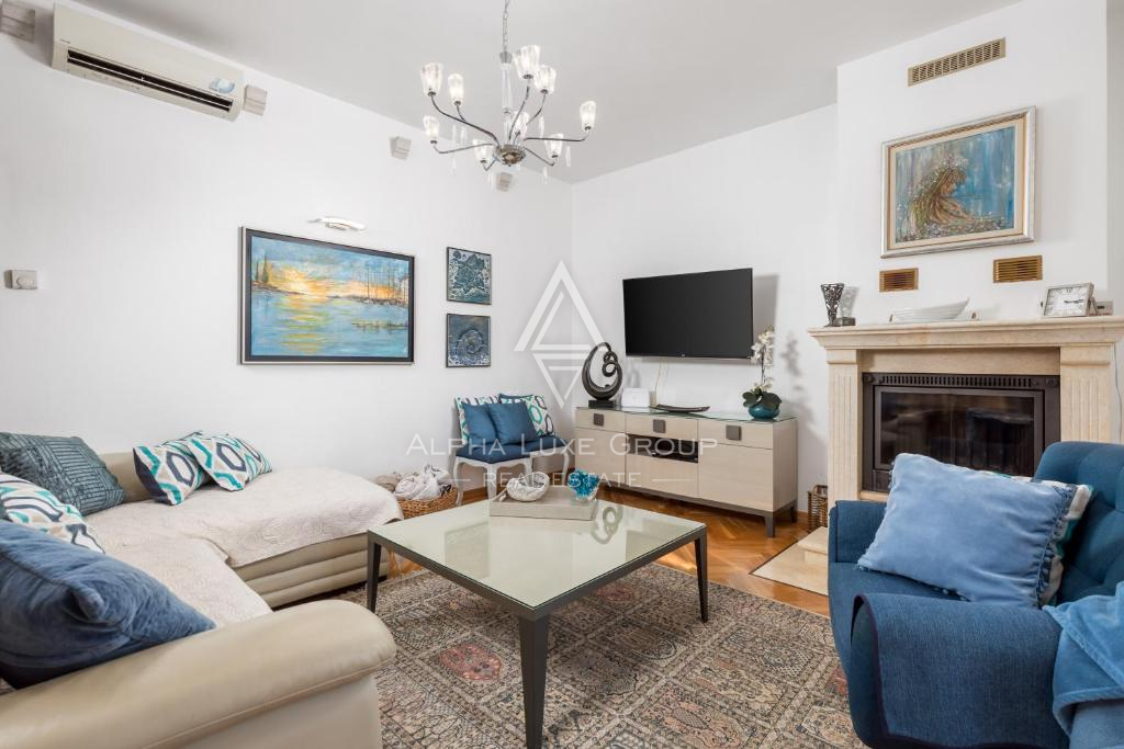 Istria, Umago – Elegante villa fronte mare con piscina