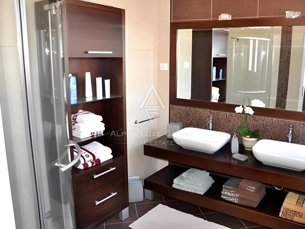 Istria, Umago – Elegante villa fronte mare con piscina