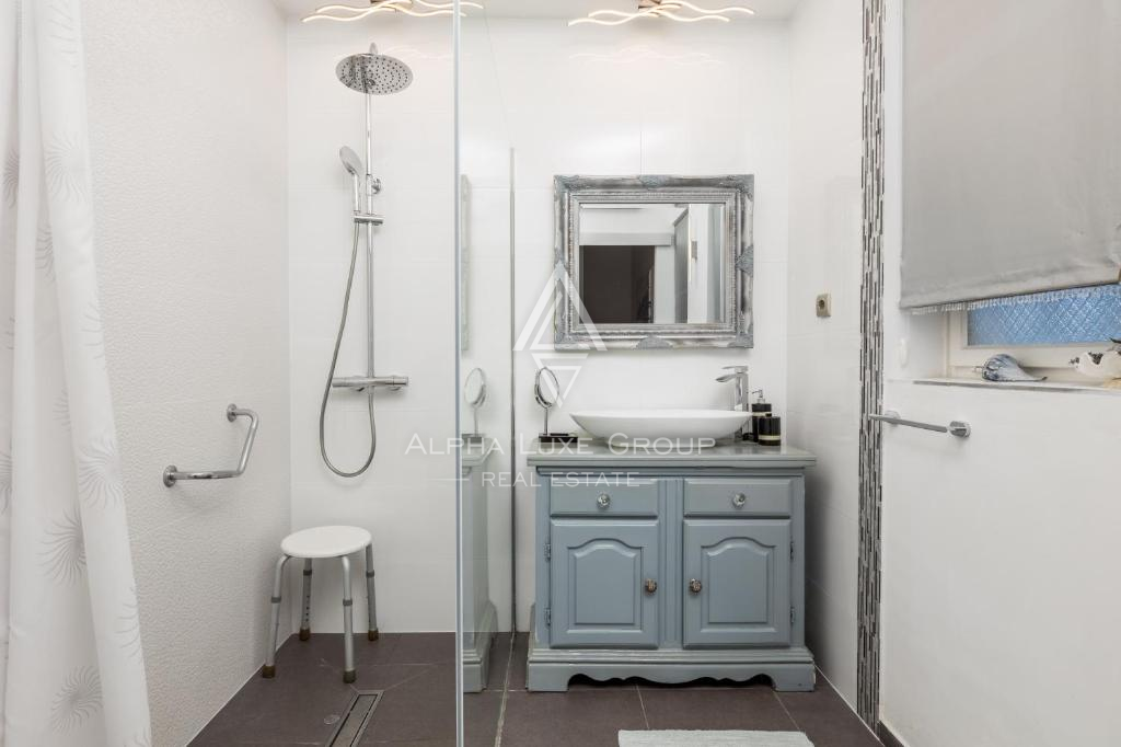 Istria, Umago – Elegante villa fronte mare con piscina