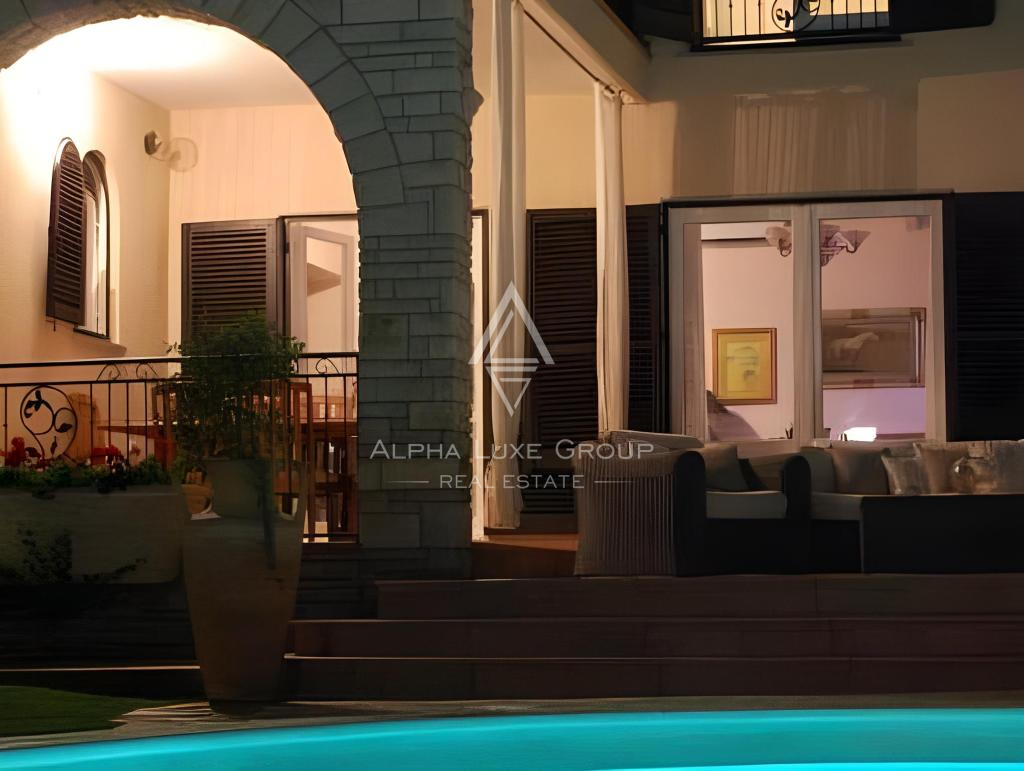 Istria, Umago – Elegante villa fronte mare con piscina