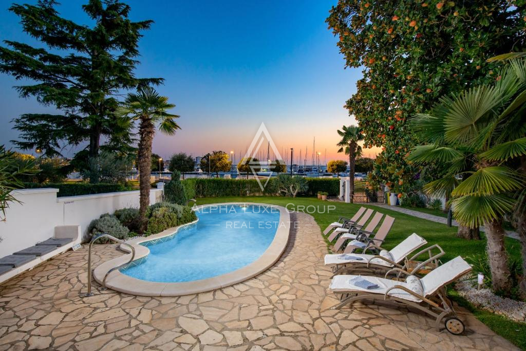 Istria, Umago – Elegante villa fronte mare con piscina