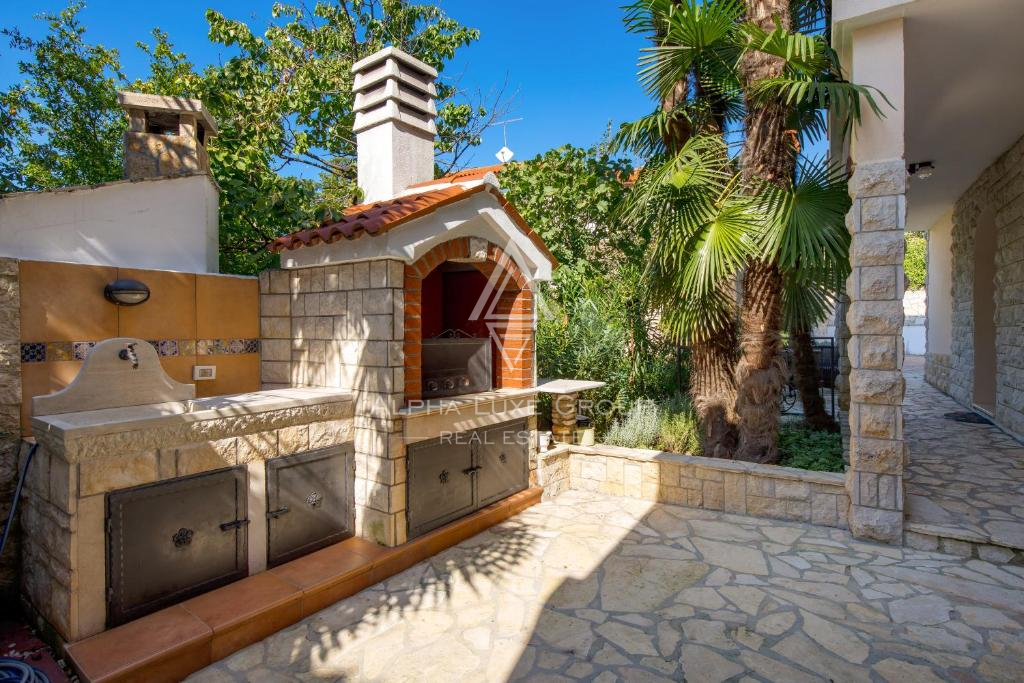 Istria, Umago – Elegante villa fronte mare con piscina