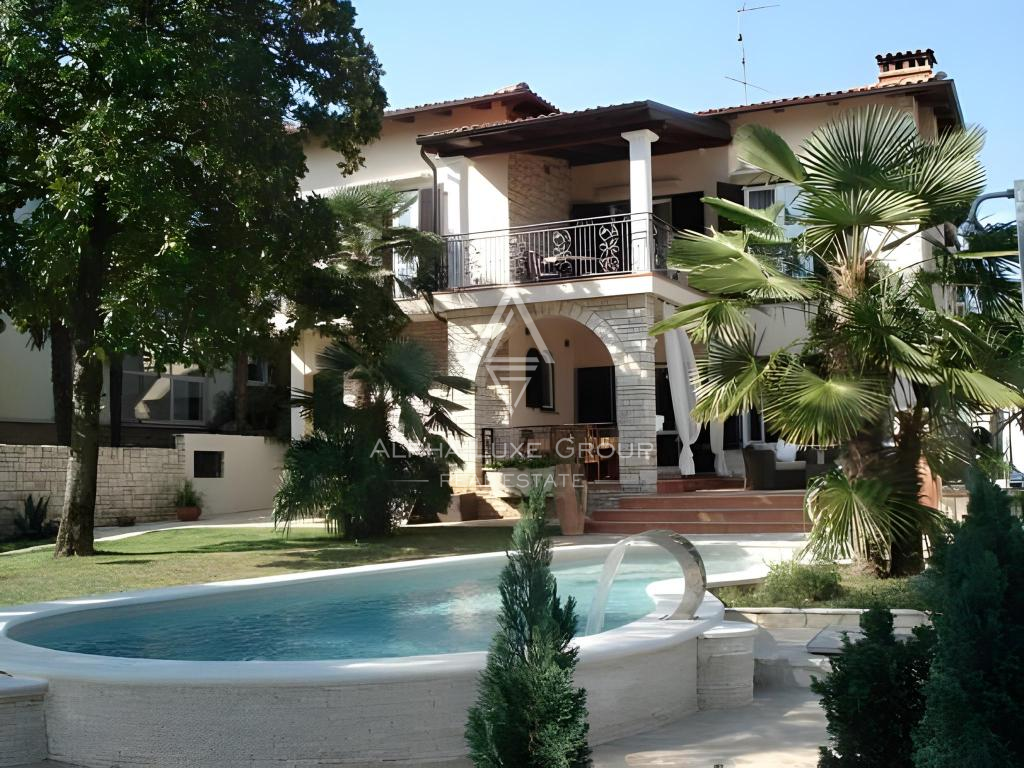 Istria, Umago – Elegante villa fronte mare con piscina