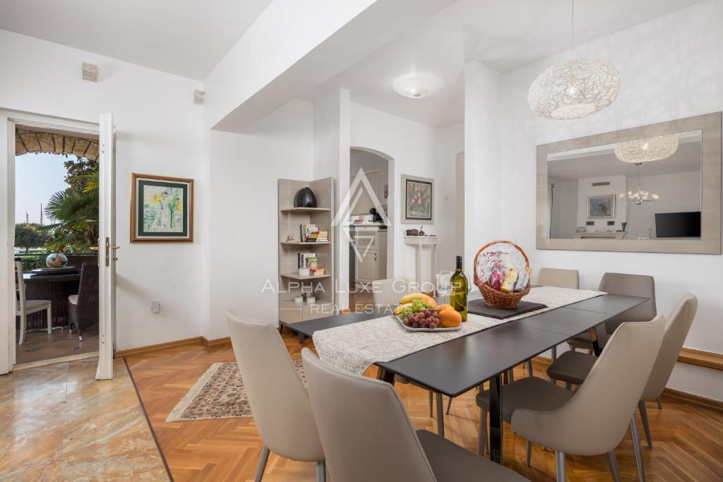 Istria, Umago – Elegante villa fronte mare con piscina