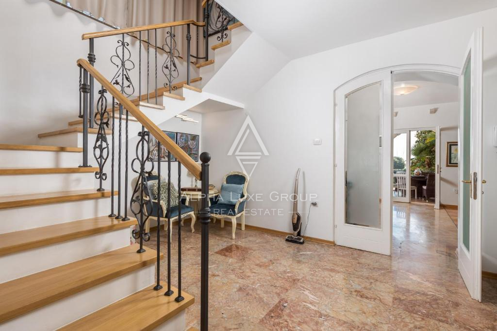 Istria, Umago – Elegante villa fronte mare con piscina