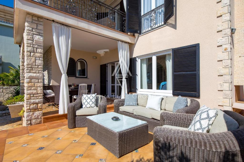 Istria, Umago – Elegante villa fronte mare con piscina