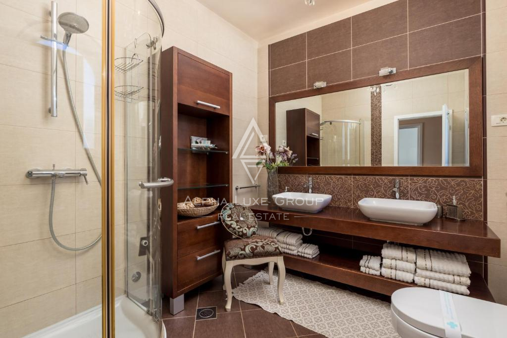 Istria, Umago – Elegante villa fronte mare con piscina