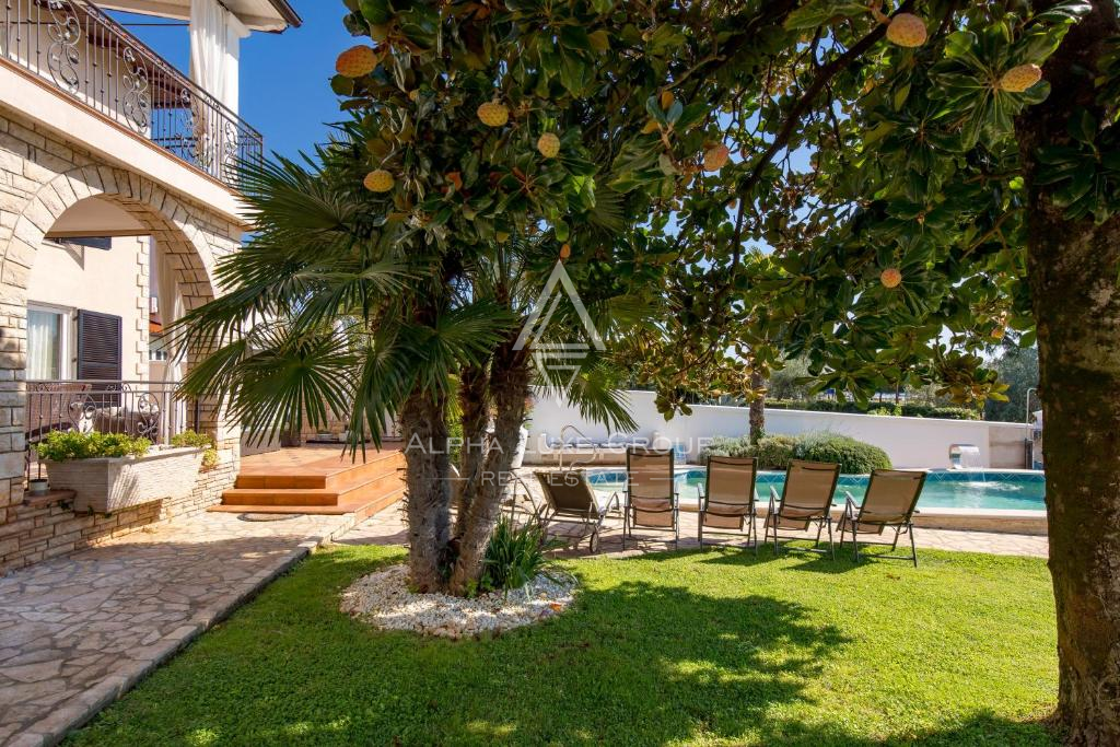 Istria, Umago – Elegante villa fronte mare con piscina