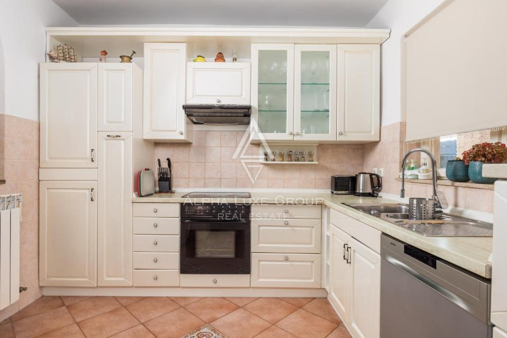 Istria, Umago – Elegante villa fronte mare con piscina