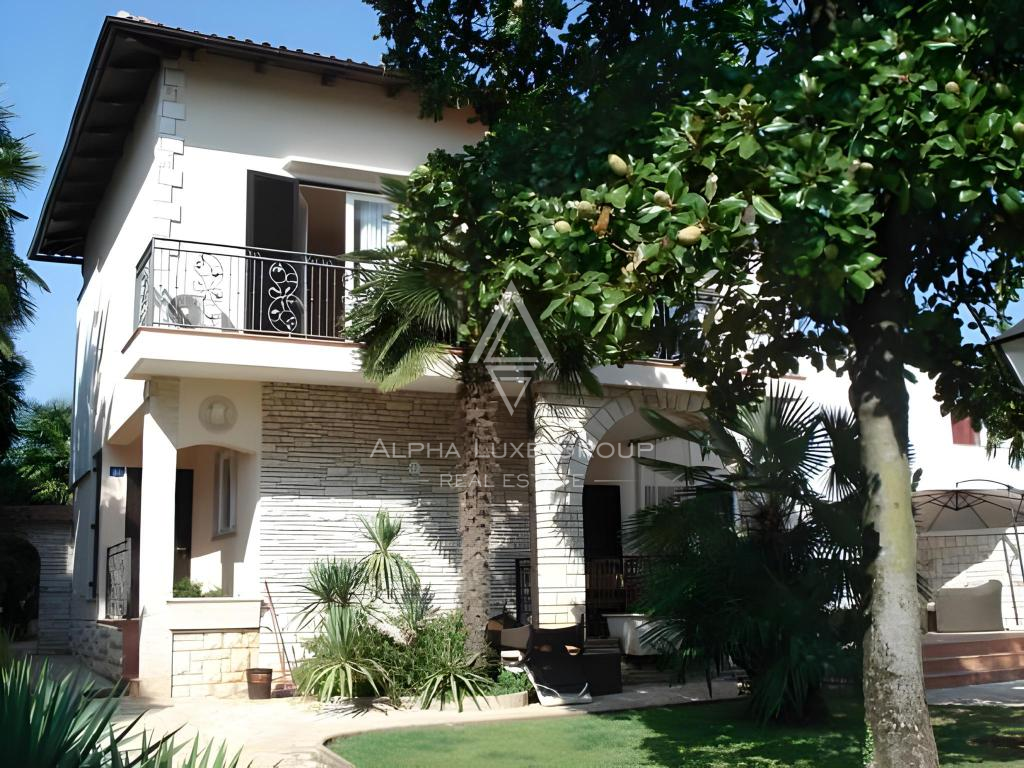 Istria, Umago – Elegante villa fronte mare con piscina