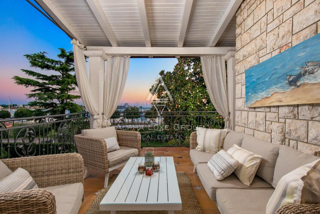 Istria, Umago – Elegante villa fronte mare con piscina