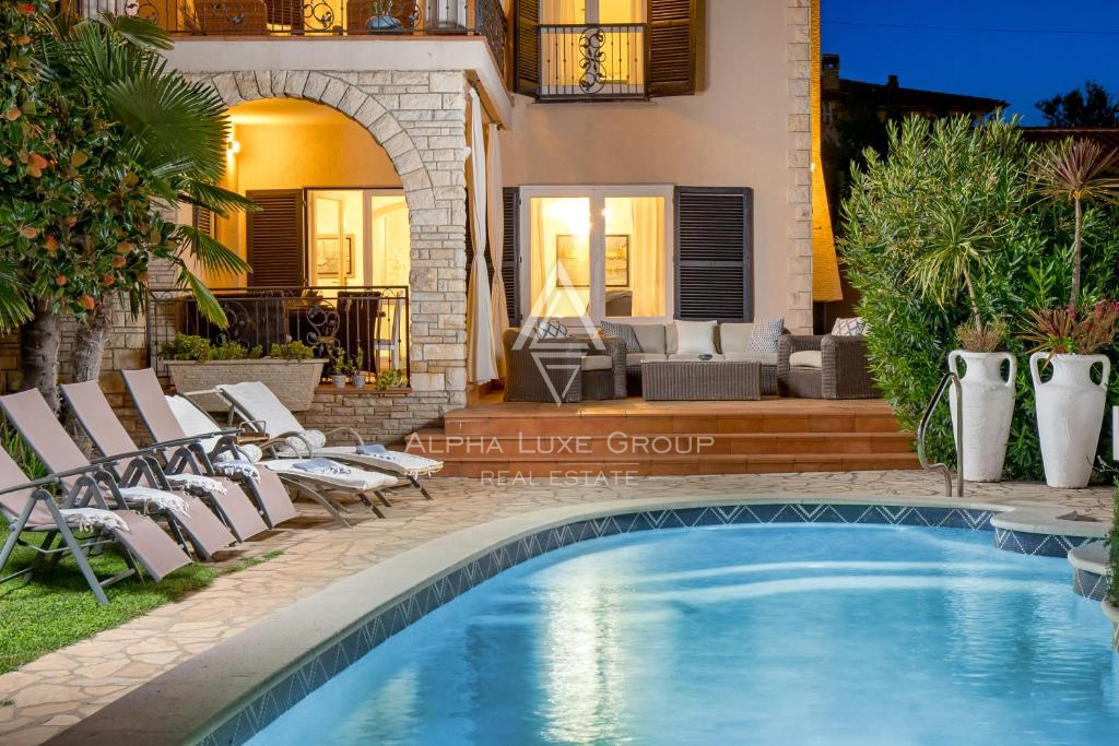 Istria, Umago – Elegante villa fronte mare con piscina