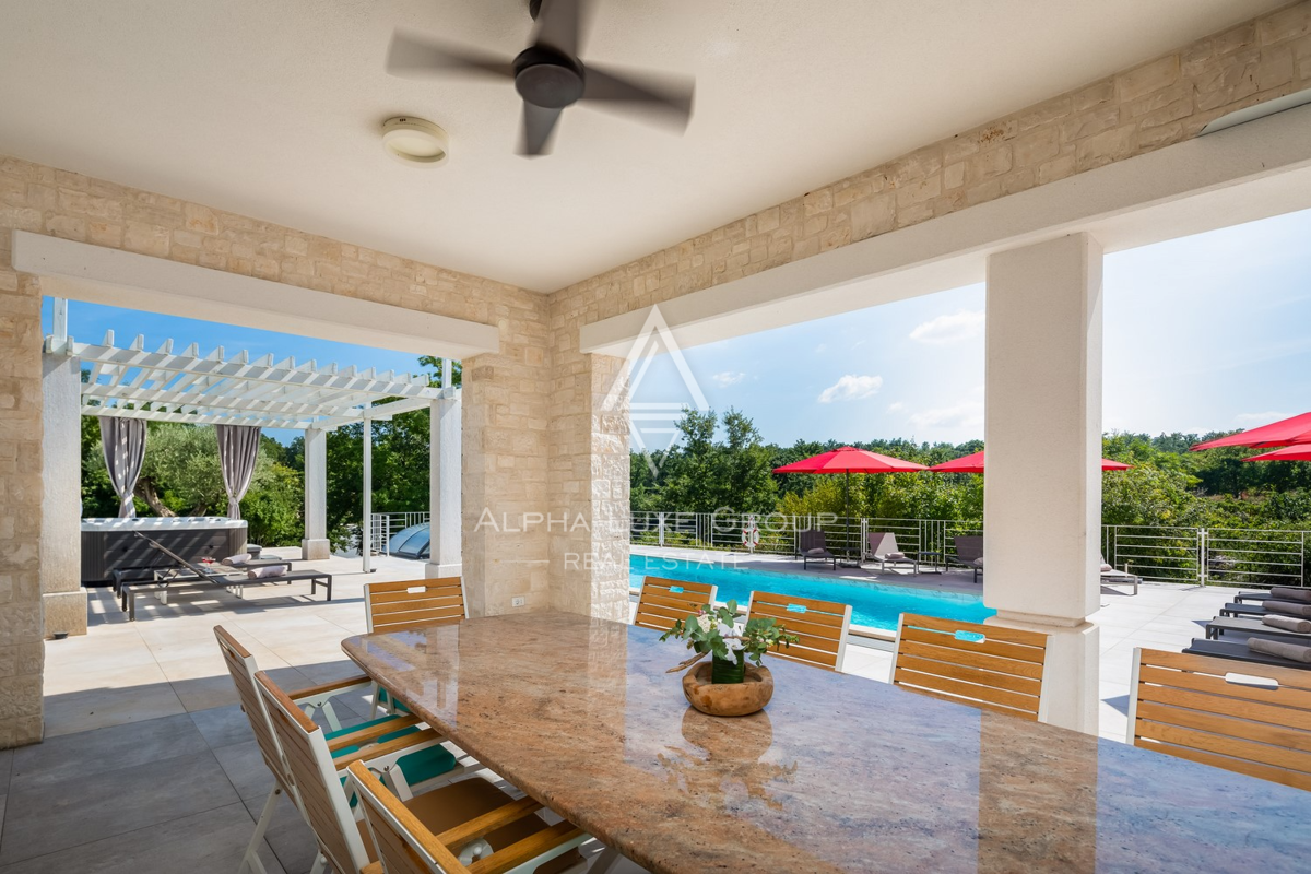 Istria, Svetvinčenat: Villa ampia con piscina e vista