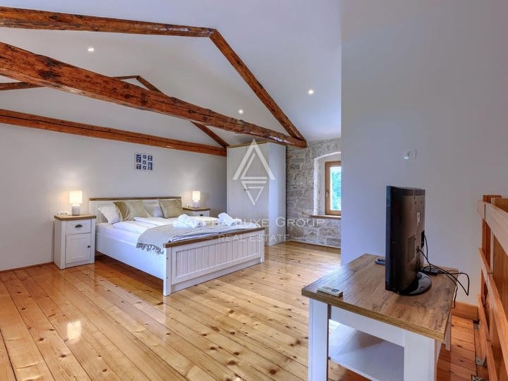 Istria, Poreč – Casa in pietra ristrutturata con Jacuzzi in vendita