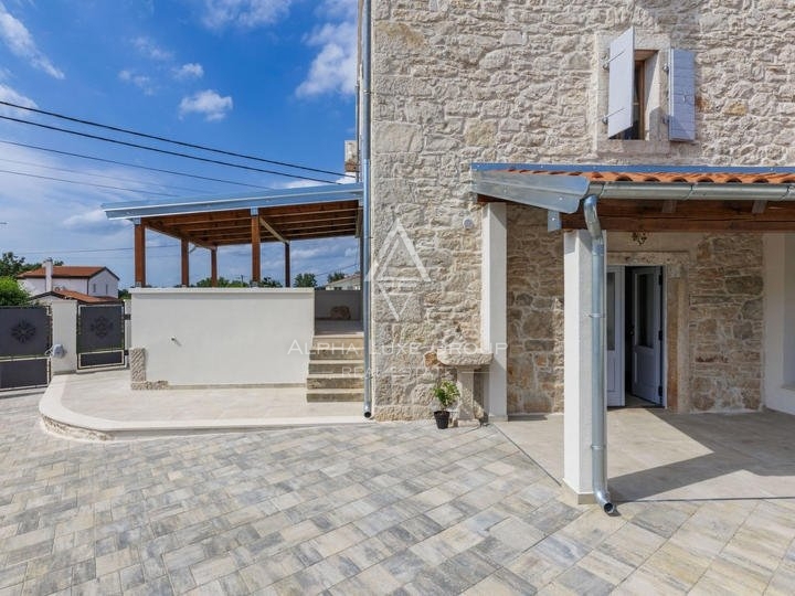 Istria, Poreč – Casa in pietra ristrutturata con Jacuzzi in vendita
