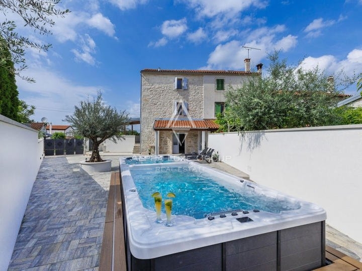 Istria, Poreč – Casa in pietra ristrutturata con Jacuzzi in vendita