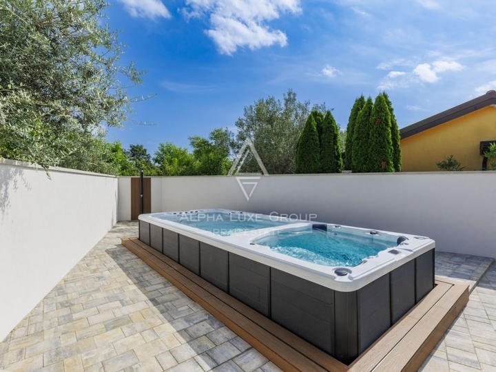 Istria, Poreč – Casa in pietra ristrutturata con Jacuzzi in vendita