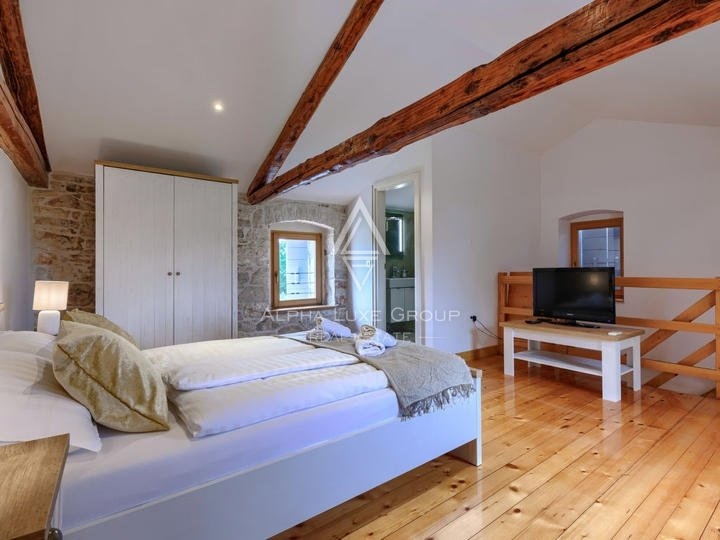 Istria, Poreč – Casa in pietra ristrutturata con Jacuzzi in vendita