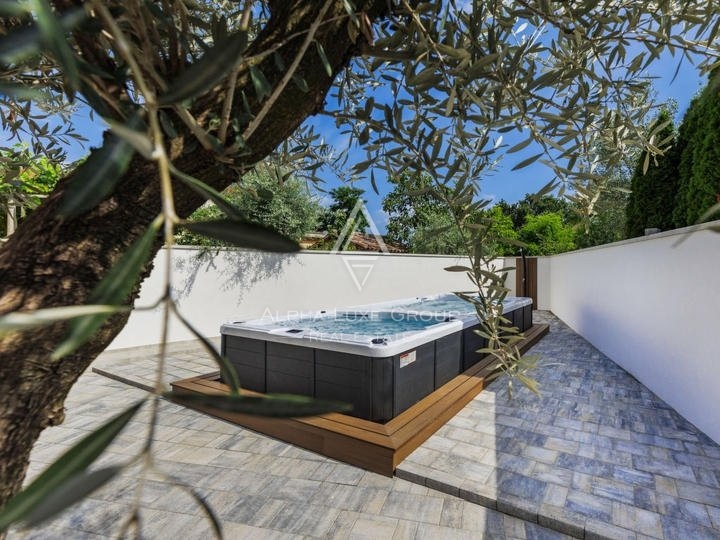 Istria, Poreč – Casa in pietra ristrutturata con Jacuzzi in vendita