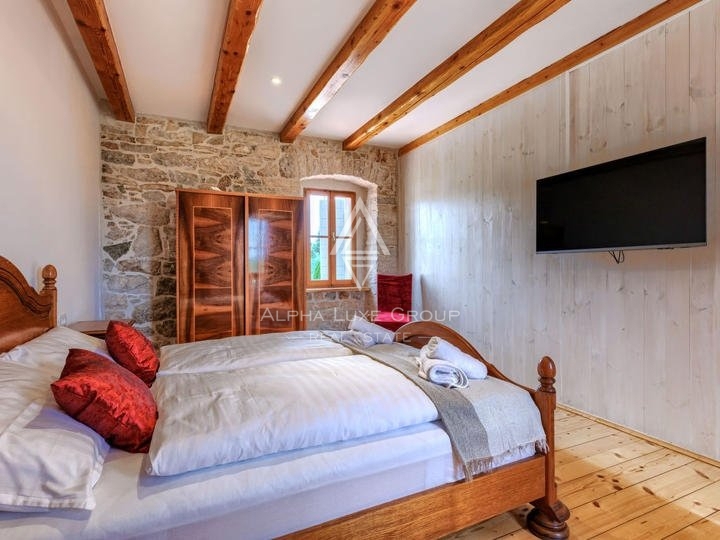 Istria, Poreč – Casa in pietra ristrutturata con Jacuzzi in vendita