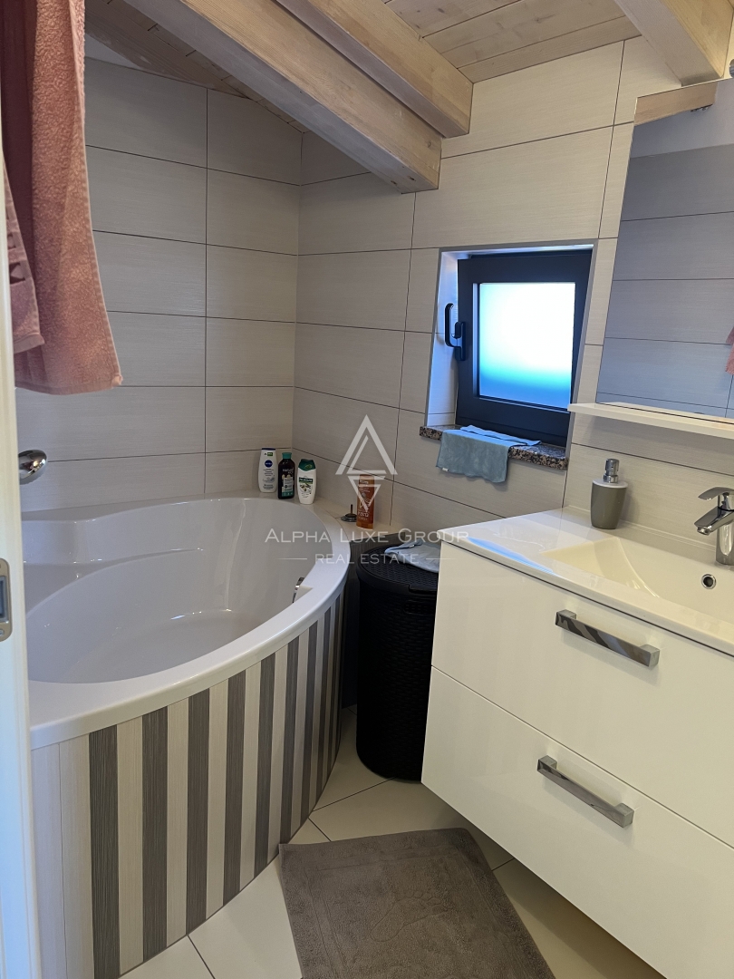 Istria, Juršići – Casa arredata con giardino e vista | Opportunità esclusiva