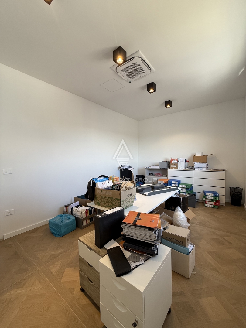 Istria, Parenzo: Opportunità investimento edificio commerciale