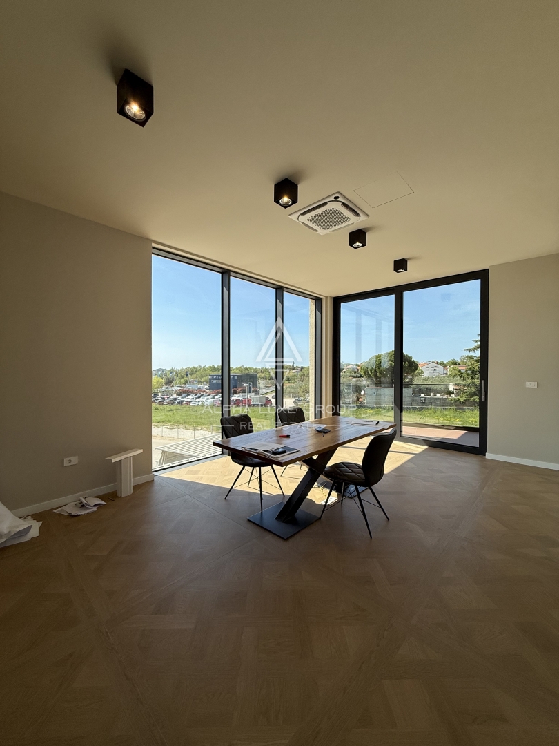 Istria, Parenzo: Opportunità investimento edificio commerciale