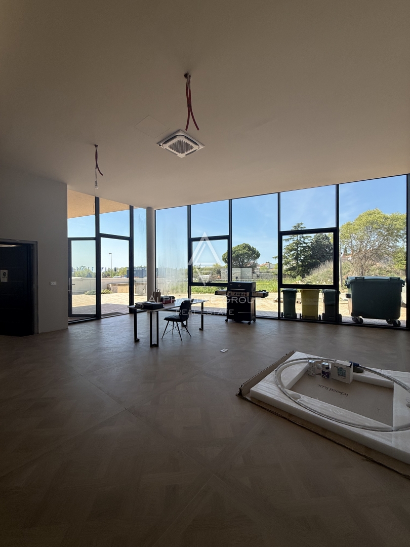 Istria, Parenzo: Opportunità investimento edificio commerciale