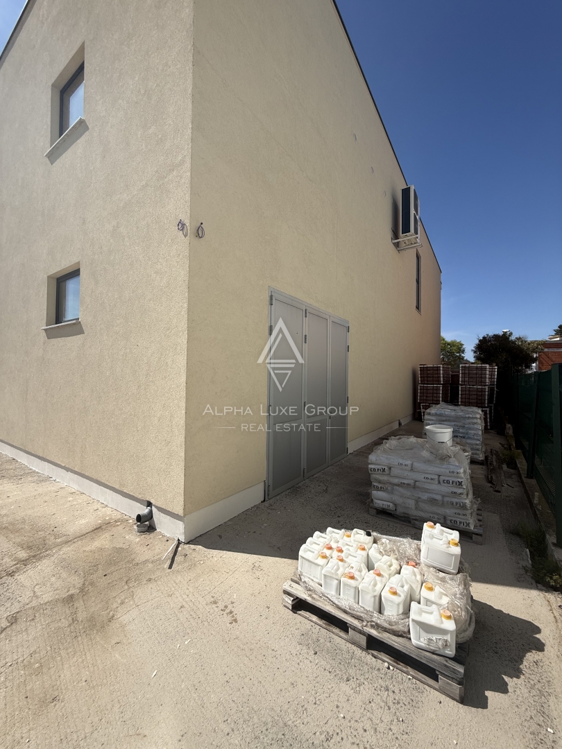 Istria, Parenzo: Opportunità investimento edificio commerciale