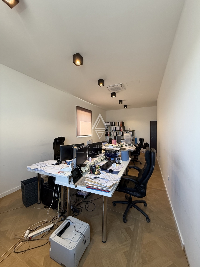 Istria, Parenzo: Opportunità investimento edificio commerciale