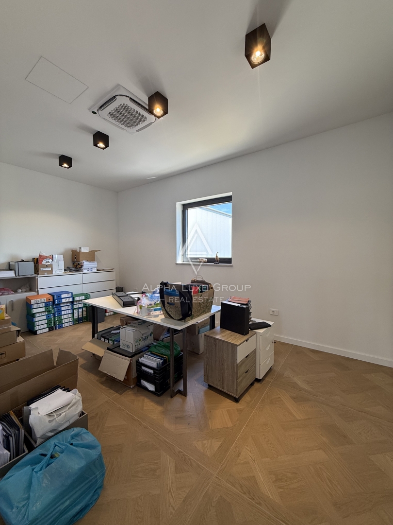 Istria, Parenzo: Opportunità investimento edificio commerciale