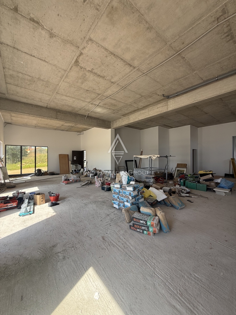 Istria, Parenzo: Opportunità investimento edificio commerciale