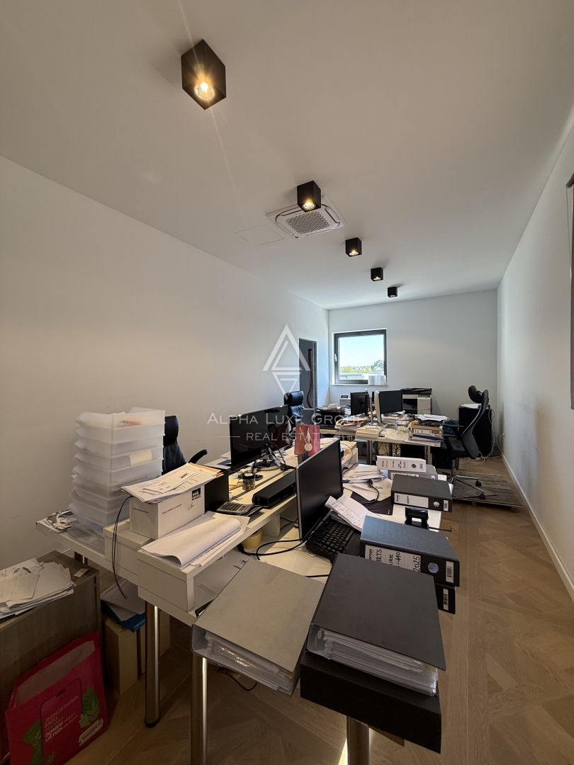 Istria, Parenzo: Opportunità investimento edificio commerciale