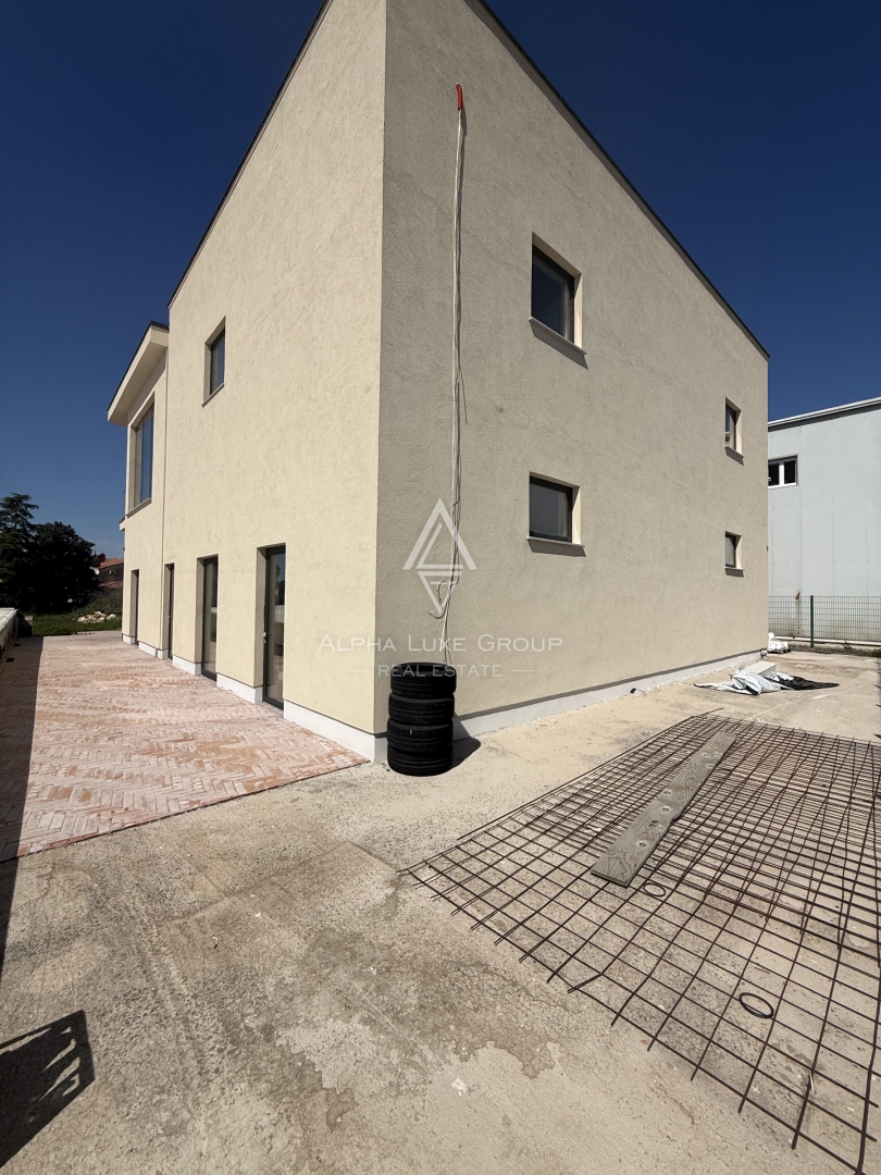 Istria, Parenzo: Opportunità investimento edificio commerciale