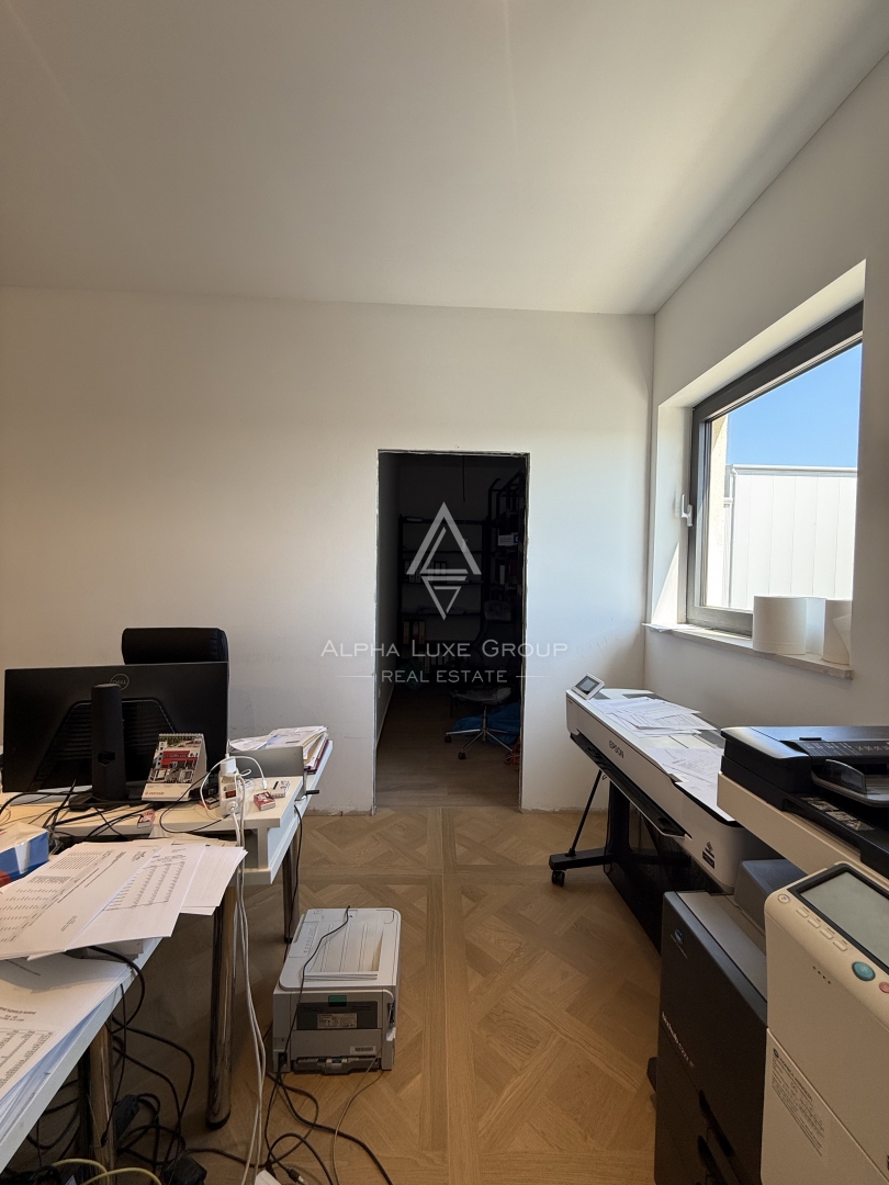 Istria, Parenzo: Opportunità investimento edificio commerciale