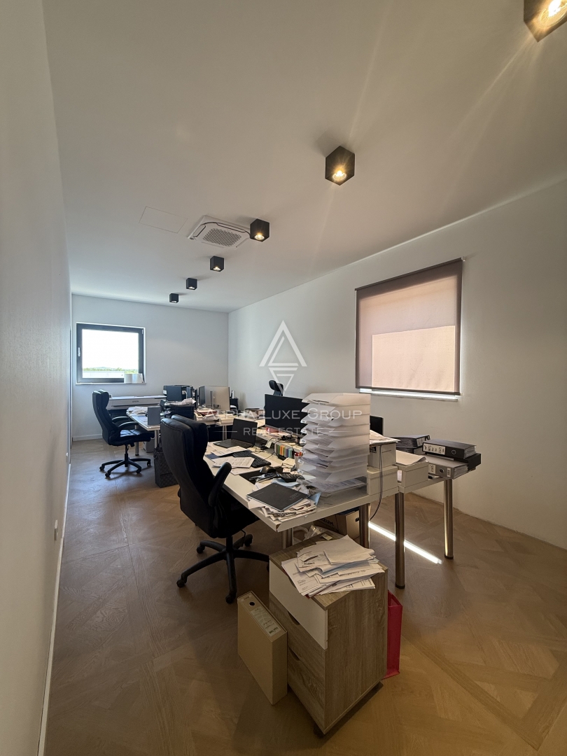 Istria, Parenzo: Opportunità investimento edificio commerciale