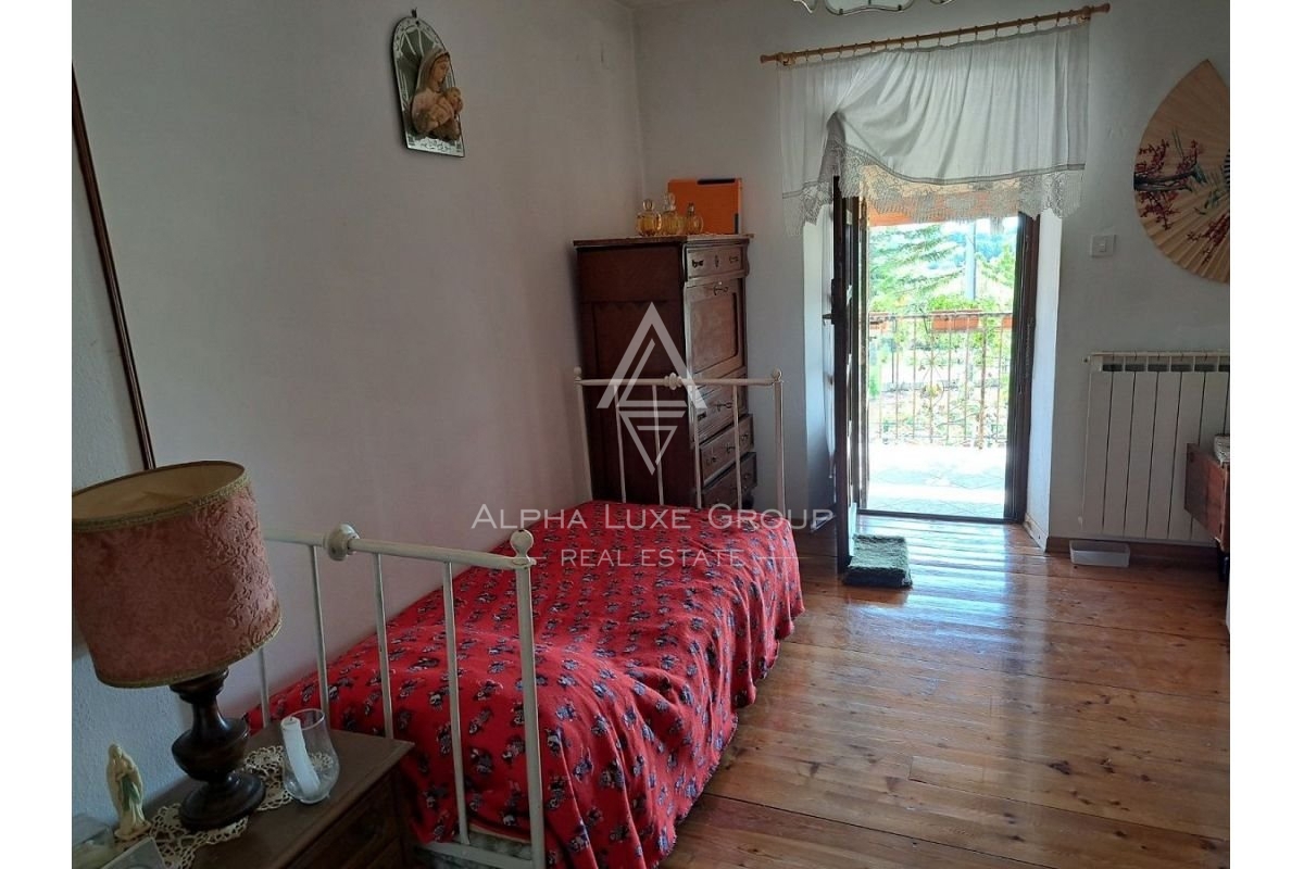 Istria, Buje, Casa in pietra rustica con ampio giardino in vendita