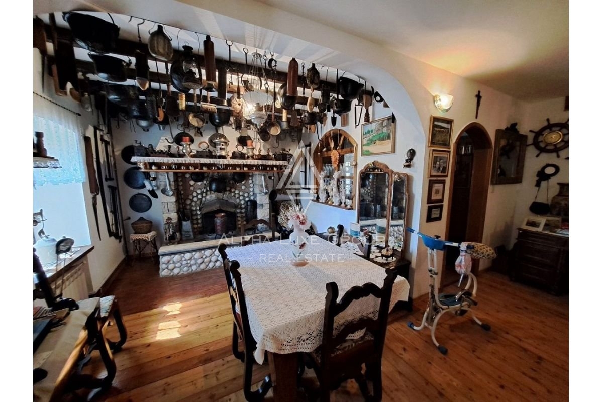 Istria, Buje, Casa in pietra rustica con ampio giardino in vendita