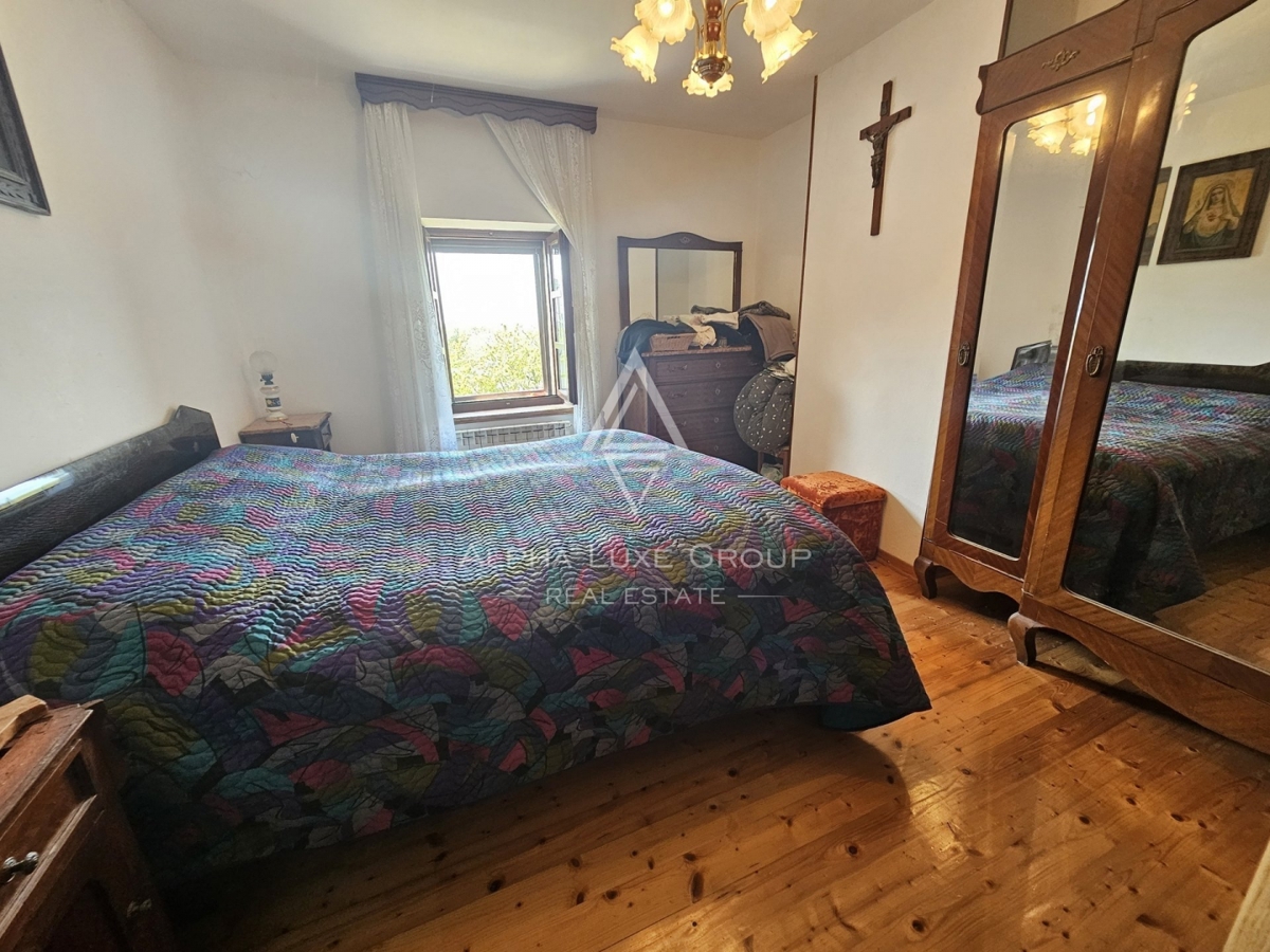 Istria, Buje, Casa in pietra rustica con ampio giardino in vendita