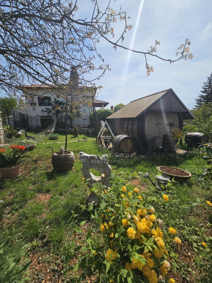 Istria, Buje, Casa in pietra rustica con ampio giardino in vendita