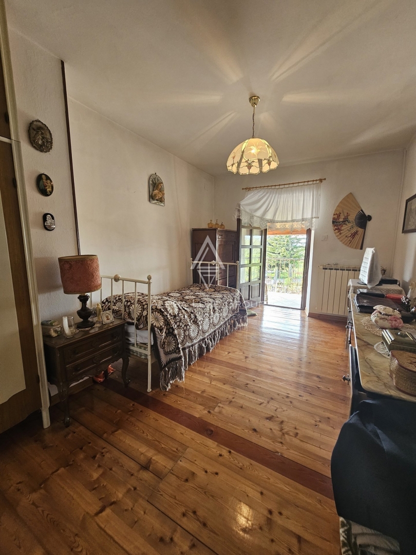 Istria, Buje, Casa in pietra rustica con ampio giardino in vendita