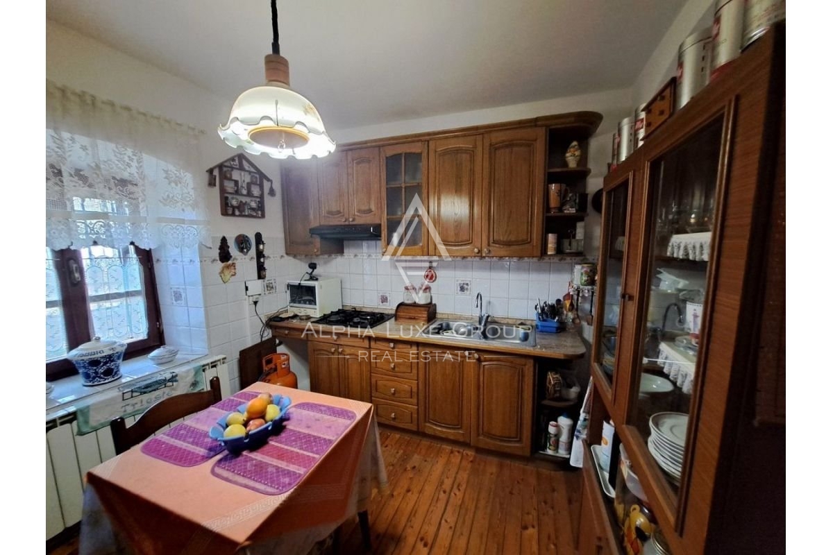 Istria, Buje, Casa in pietra rustica con ampio giardino in vendita