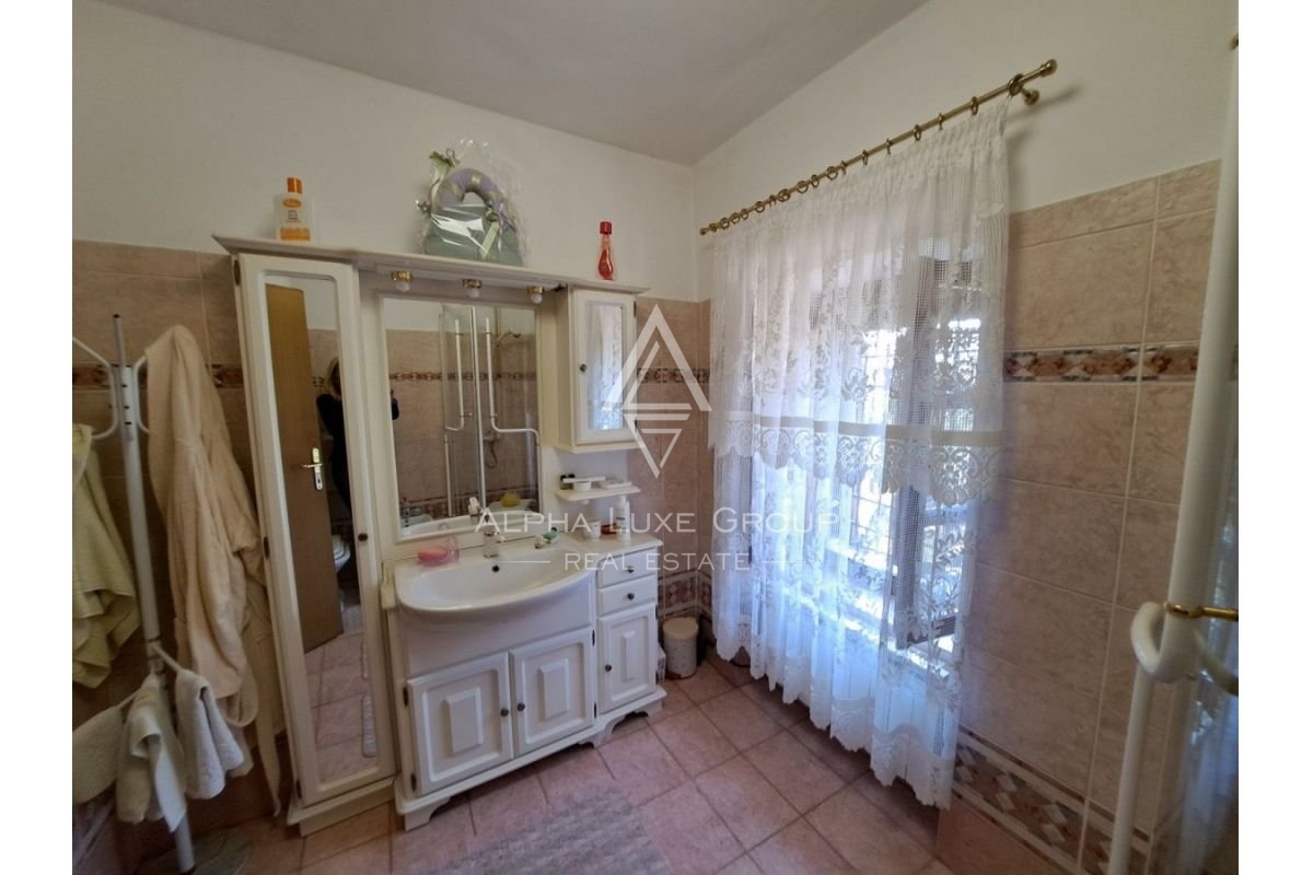 Istria, Buje, Casa in pietra rustica con ampio giardino in vendita