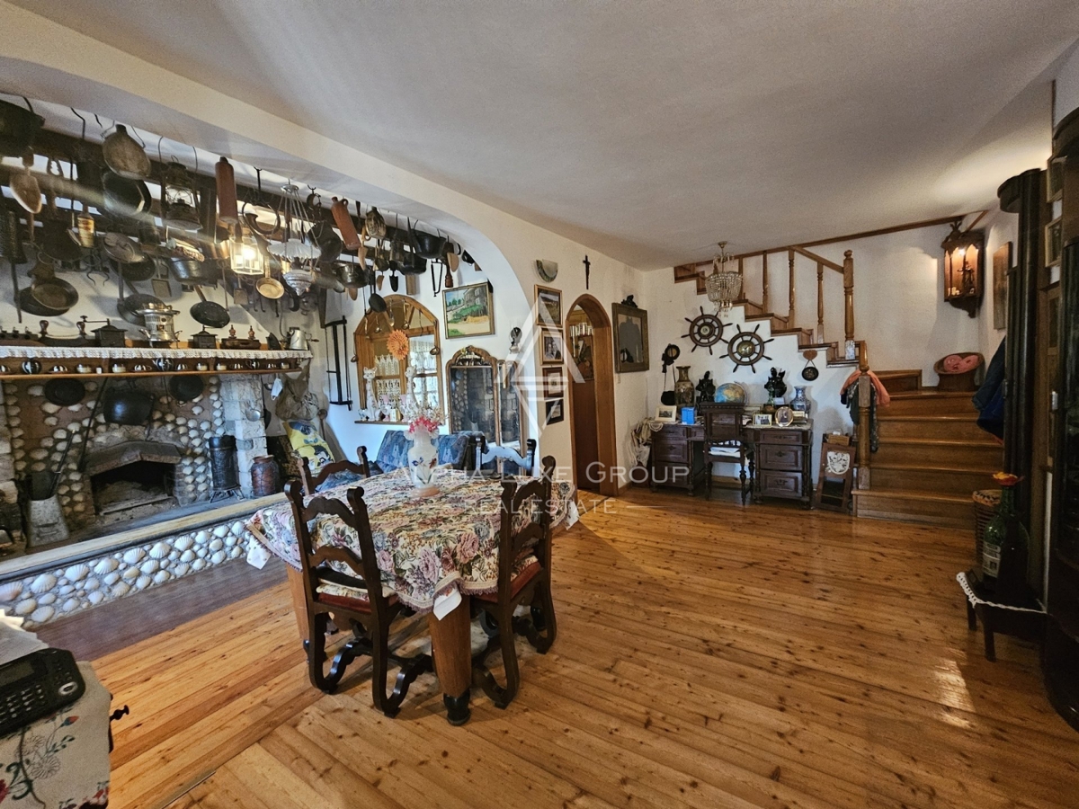 Istria, Buje, Casa in pietra rustica con ampio giardino in vendita