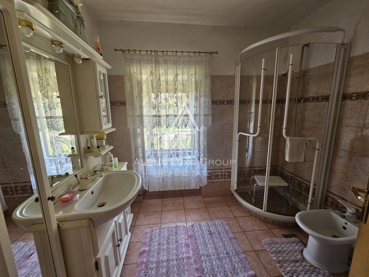 Istria, Buje, Casa in pietra rustica con ampio giardino in vendita