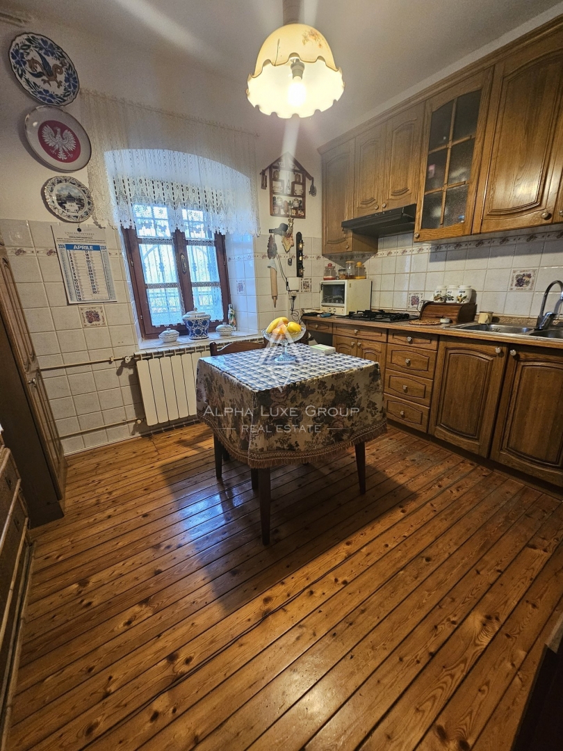 Istria, Buje, Casa in pietra rustica con ampio giardino in vendita