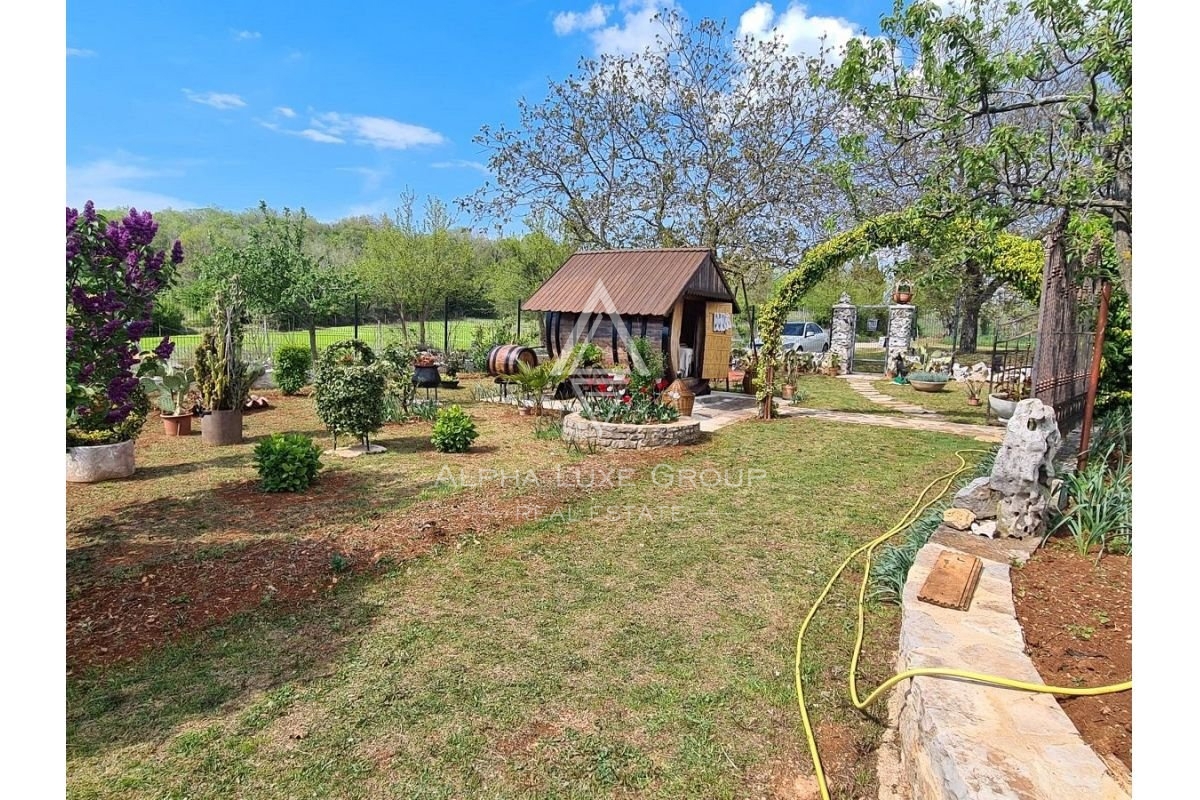 Istria, Buje, Casa in pietra rustica con ampio giardino in vendita