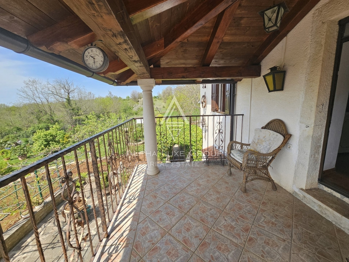 Istria, Buje, Casa in pietra rustica con ampio giardino in vendita