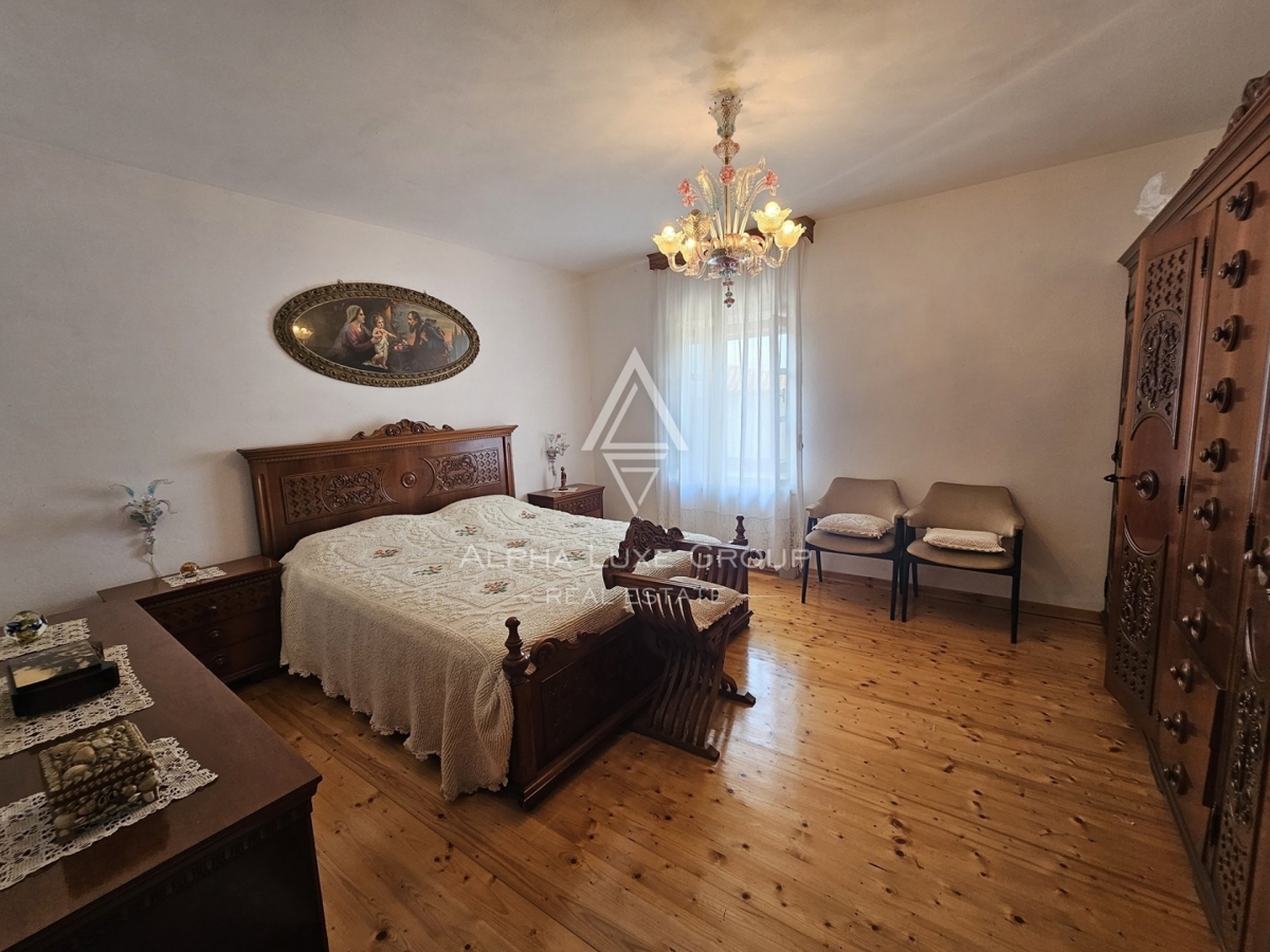 Istria, Buje, Casa in pietra rustica con ampio giardino in vendita